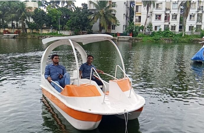 বর্ণিল সাজে কোটালীপাড়া উপজেলা পরিষদ লেক, দর্শনার্থীদের ভিড়