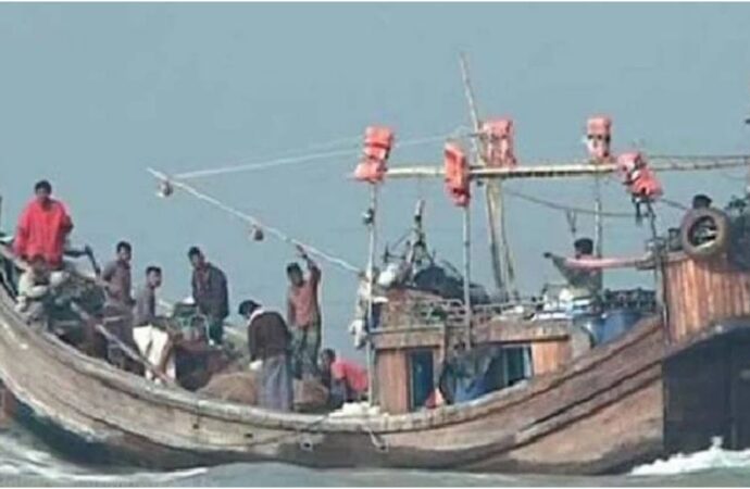 পাঁচ দিন ধরে সাগরে ভাসমান ২৬ জেলেকে উদ্ধার করলো নৌ বাহিনী