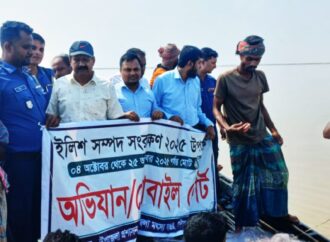 দৌলতপুরে মা ইলিশ রক্ষায় অভিযান: জাল জব্দ ও জেলেকে জরিমানা