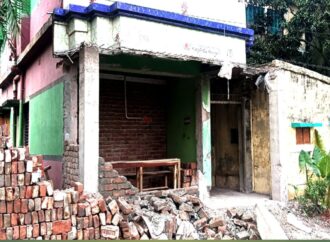 কেশবপুরে সড়কের জায়গা দখল করে প্রাচীর নির্মাণ, জনতা ভেঙে দিল