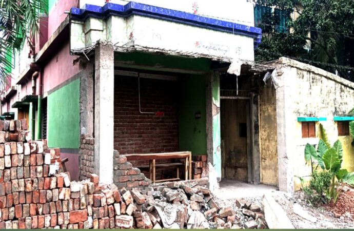 কেশবপুরে সড়কের জায়গা দখল করে প্রাচীর নির্মাণ, জনতা ভেঙে দিল