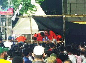 দর্শকদের গেট ভাঙার ঘটনায় আতঙ্ক ছড়িয়ে পড়ল, টিকিট চেকাররা পালালেন