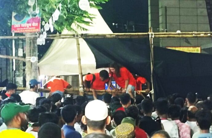 দর্শকদের গেট ভাঙার ঘটনায় আতঙ্ক ছড়িয়ে পড়ল, টিকিট চেকাররা পালালেন