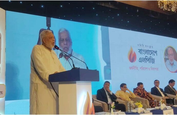 এলপিজি সিলিন্ডারের দাম ১০০০ টাকার মধ্যে হওয়া উচিত: জ্বালানি উপদেষ্টা