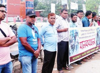 নওগাঁয় সাংবাদিক হত্যার প্রতিবাদে মানববন্ধন