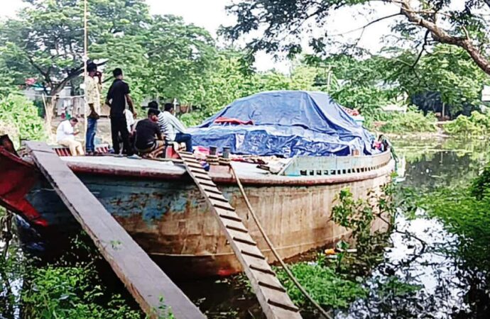 নবীনগরে মেঘনায় ছিনতাই হওয়া সারবোঝাই জাহাজ জব্দ