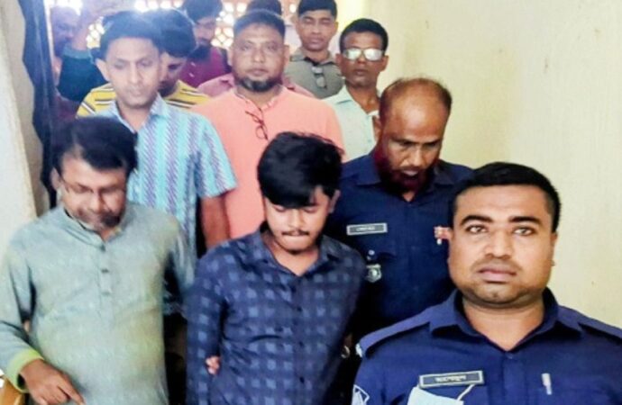 ইবি ক্যাম্পাসে নিষিদ্ধ ছাত্রলীগ নেতা আটক, থানায় সোপর্দ