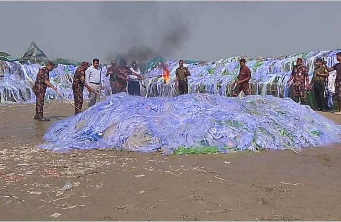 কুষ্টিয়ার দৌলতপুর সীমান্তে যৌথ অভিযান চালিয়ে ১৪ কোটি টাকার অবৈধ জাল ধ্বংস