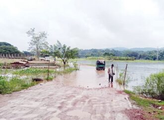 চার বছরেও শেষ হয়নি রাঙামাটির গুরুত্বপূর্ণ সেতুর নির্মাণ, যাত্রা করছে ঝুকিপূর্ণ বিকল্প পথ