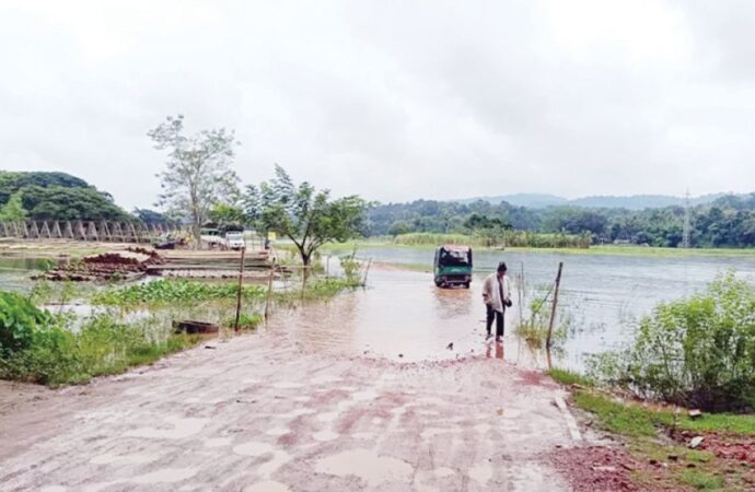 চার বছরেও শেষ হয়নি রাঙামাটির গুরুত্বপূর্ণ সেতুর নির্মাণ, যাত্রা করছে ঝুকিপূর্ণ বিকল্প পথ