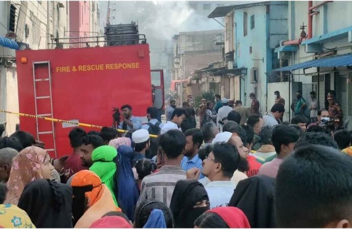 ধোঁয়া ও কেমিক্যালের প্রভাবে এখনো অসুস্থ মানুষ
