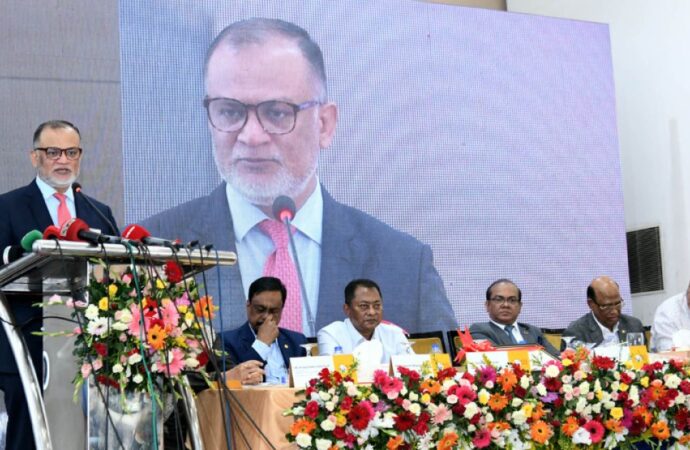 সরকার ভোজ্যতেলের দাম বাড়ায়নি: বাণিজ্য উপদেষ্টা