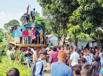 নাসিরাবাদ ট্রেন থামিয়ে ছাত্রজনতার বিক্ষোভ