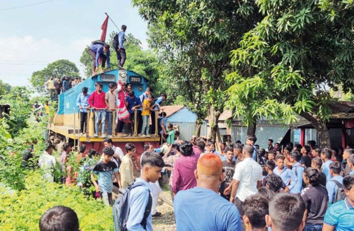 নাসিরাবাদ ট্রেন থামিয়ে ছাত্রজনতার বিক্ষোভ
