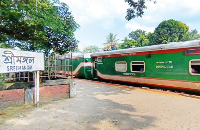 শ্রীমঙ্গলের পর্যটকদের টিকিট সমস্যা প্রকট
