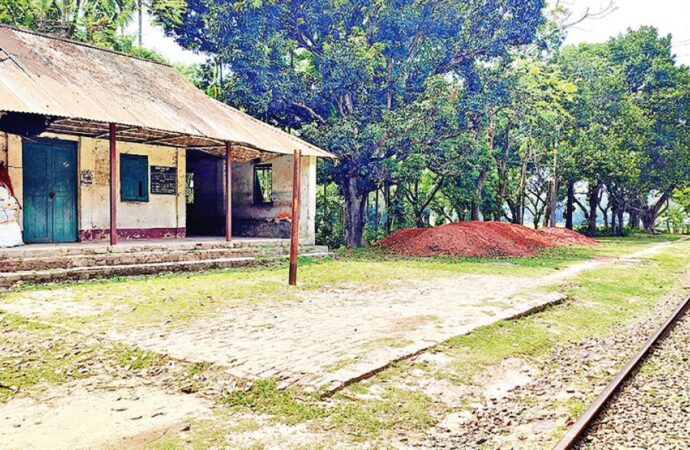 সরিষাবাড়ীর ৭ রেলস্টেশনের মধ্যে ৩টি বন্ধ, যাত্রীরা দুর্ভোগে