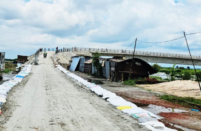 একটি ব্রিজের মাধ্যমে চরবাসীর স্বপ্ন পূরণ হলো