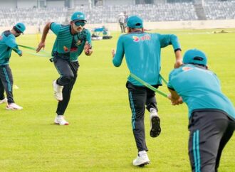 সামাজিক মাধ্যমে খেলোয়াড়দের উত্তরের প্রয়োজন নেই, সিমন্সের মতামত