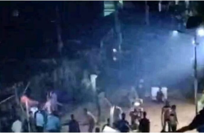 রাতে টর্চলাইট জ্বালিয়ে দুই গ্রামে সংঘর্ষ, আহত ৫০