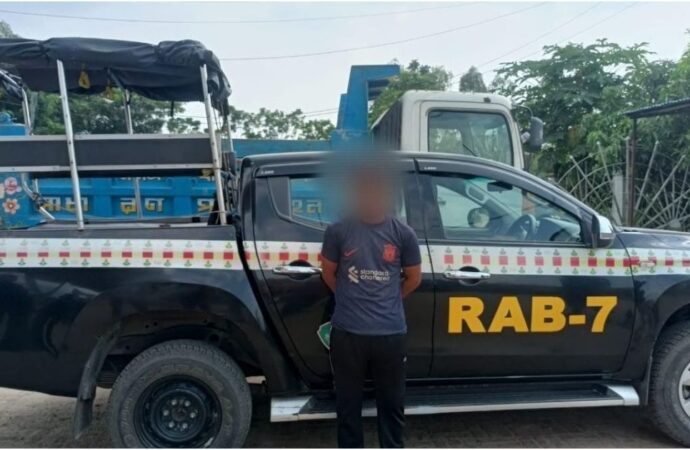 চট্টগ্রামে র‍্যাবের অভিযান: ডাকাত সর্দার গ্রেপ্তার
