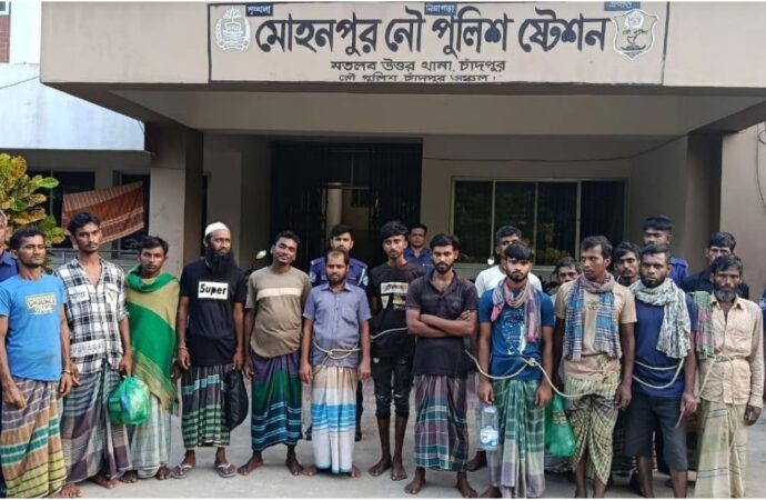 ইলিশ রক্ষায় মেঘনায় নৌ-পুলিশের বিশেষ অভিযান, ১৬ জেলেকে আটক