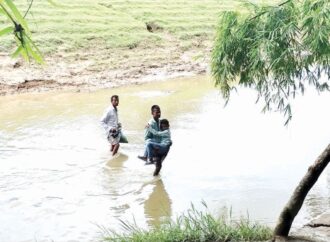 বান্দরবানে সেতুর অভাবে লাখো মানুষের জীবন দুর্বিষহ