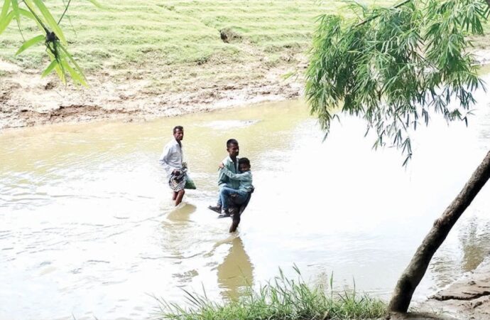 বান্দরবানে সেতুর অভাবে লাখো মানুষের জীবন দুর্বিষহ