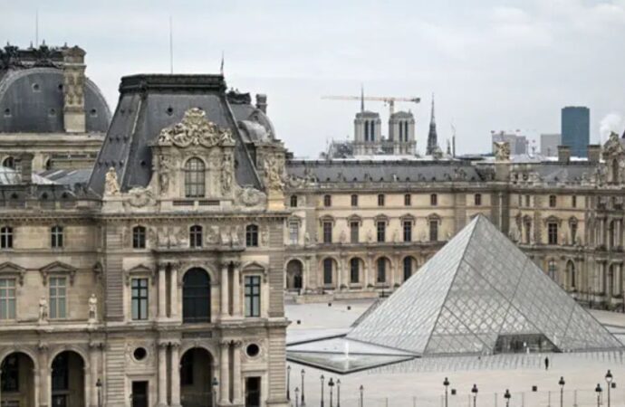 ল্যুভর মিউজিয়ামে ডাকাতির পর জরুরি বন্ধ ঘোষণা