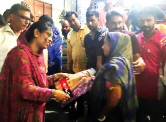 শেরপুরে হরিজন পল্লীতে শাড়ি ও লুঙ্গি বিতরণ করলেন বিএনপি নেত্রী