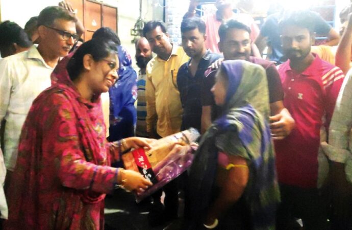 শেরপুরে হরিজন পল্লীতে শাড়ি ও লুঙ্গি বিতরণ করলেন বিএনপি নেত্রী