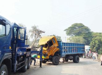 পাবনায় বাঁশ বোঝাই ট্রাক উল্টে নিহত ৩, দুই শিশু শিক্ষার্থীসহ