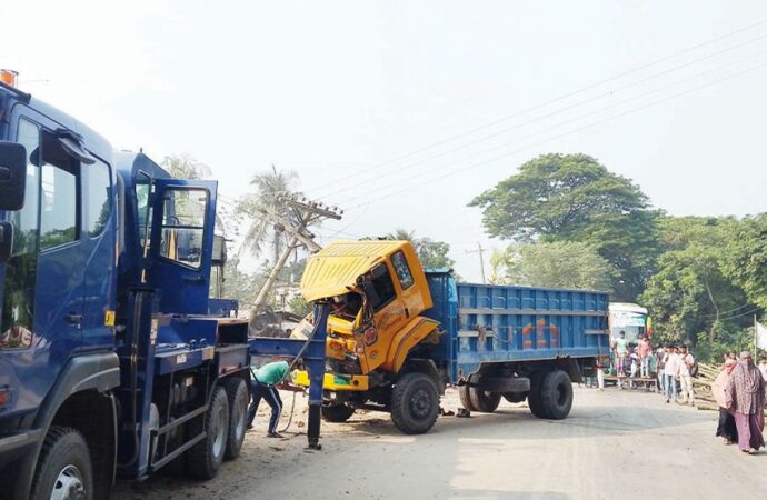 পাবনায় বাঁশ বোঝাই ট্রাক উল্টে নিহত ৩, দুই শিশু শিক্ষার্থীসহ