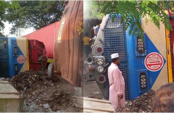 চট্টগ্রামে মালবাহী ট্রেনে ট্রাকের ধাক্কা, ট্রেনের চলাচল বন্ধ