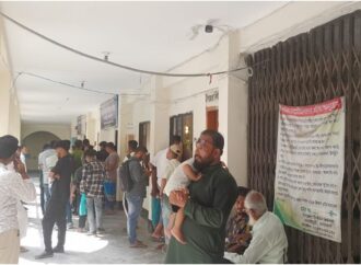 ভোটার হওয়ার জন্য ঘুষের দরকার? : জালিয়াতি আর দুর্নীতির অভিযোগে নির্বাচন অফিসে অরাজকতা