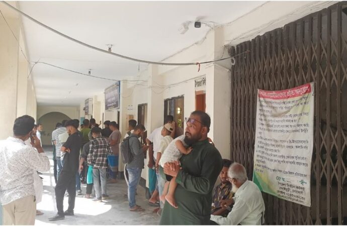 ভোটার হওয়ার জন্য ঘুষের দরকার? : জালিয়াতি আর দুর্নীতির অভিযোগে নির্বাচন অফিসে অরাজকতা