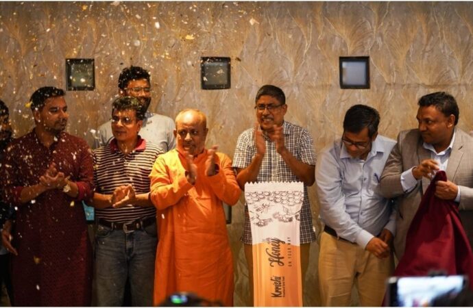 বাহনযোগ্য বিশুদ্ধ মধু: ‘হ্যানি স্যাচেট’ বাজারে এনেছে কৃষি