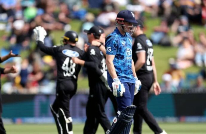 ১২ বছরের বিরতির পর ইংল্যান্ডকে ওয়ানডে সিরিজে হারাল নিউজিল্যান্ড