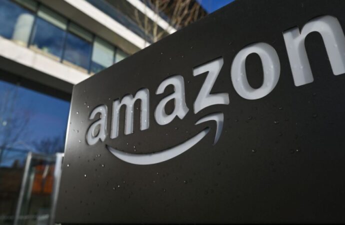 আমাজনের পার্সেল কমার সঙ্গে ইউপিএসের কর্মী ছাঁটাই