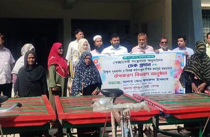 সীতাকুণ্ডে সমাজসেবার উদ্যোগে ভিক্ষুকদের জন্য ভ্যান ও রিকশা বিতরণ