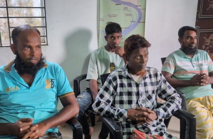 ভৈরবের মেঘনা নদী থেকে ভারতীয় বিপুল পরিমাণ ফুসকা ও ব্লেডসহ ৪ জন আটক