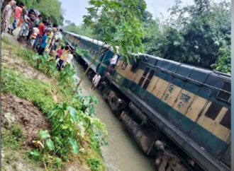 রেললাইনে হাঁটু পানি, বনলতা এক্সপ্রেস ২ ঘণ্টা দেরিতে ছেয়ার