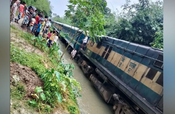 রেললাইনে হাঁটু পানি, বনলতা এক্সপ্রেস ২ ঘণ্টা দেরিতে ছেয়ার