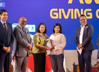 পর্যটন খাতে অবদানের জন্য ১৩ জনের সাম্মানিক পুরস্কার প্রদান