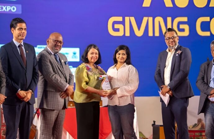 পর্যটন খাতে অবদানের জন্য ১৩ জনের সাম্মানিক পুরস্কার প্রদান