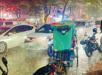 ভারী বৃষ্টির কারণে রাজধানীতে যানজট ও জলাবদ্ধতা ভয়ংকর অস্থিরতা