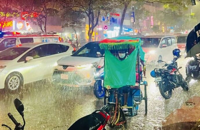 ভারী বৃষ্টির কারণে রাজধানীতে যানজট ও জলাবদ্ধতা ভয়ংকর অস্থিরতা