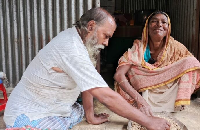 দু’পা হারিয়েও কখনো হাল ছাড়েননি ঠান্ডু মিয়া