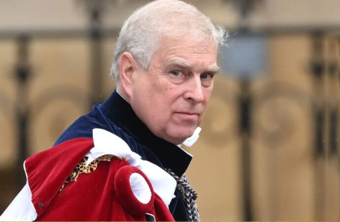 নামের আগে ‘প্রিন্স’ পদবি আর ব্যবহার করতে পারবেন না অ্যান্ড্রু, ছাড়তে হবে প্রাসাদ