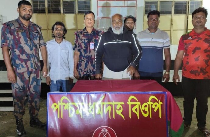 দৌলতপুর সীমান্তে মানসিক ভারসাম্যহীন বাংলাদেশি আটক, পরিবারের কাছে হস্তান্তর