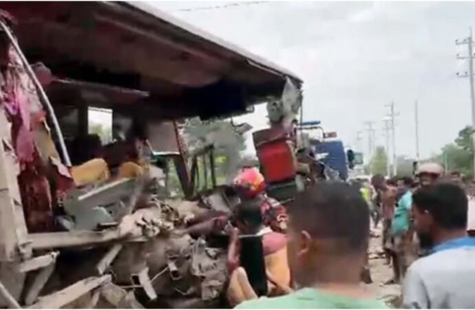 হবিগঞ্জে শায়েস্তাগঞ্জে দুটি বাসের সংঘর্ষে হতাহত ৩, আহত ২০